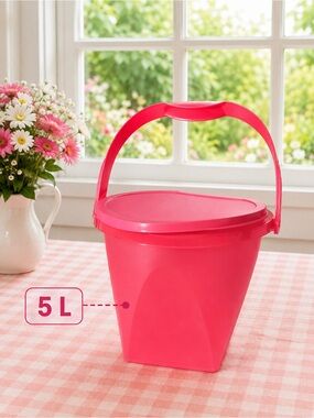 NWT TUPPERWARE 5 LITERS 
bucket with lid and handle